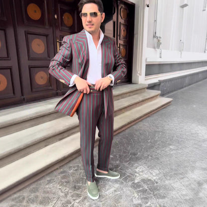 Costume élégant pour hommes avec double boutonnière et rayures à la mode Chic und Stil