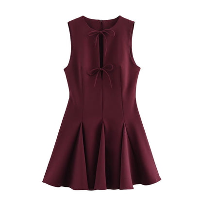 Robe de loisirs pour femmes avec des détails de nœuds raffinés et un ourlet flottant Chic und Stil