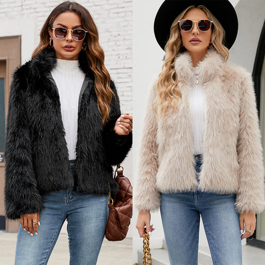 Luxurious short women's jacket in faux fur with a trendy collar Chic and Style