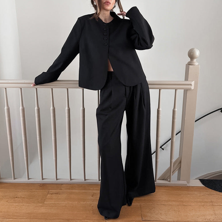 Elegant blazer-pants set for women with a loose fit and lower button closure Chic und Stil