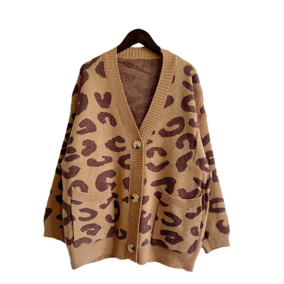 Pull en tricot épais pour femmes avec un motif léopard animalier et des détails de boutons Chic und Stil