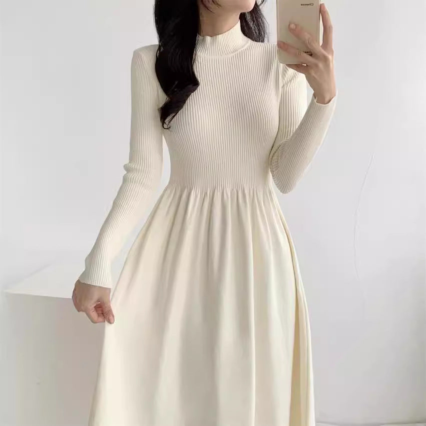 Robe tricotée élégante pour femmes avec col haut et jupe fluide Chic und Stil