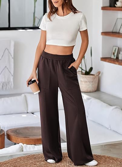 Loose sports pants for women with elastic waistband and practical side pockets Chic and Style