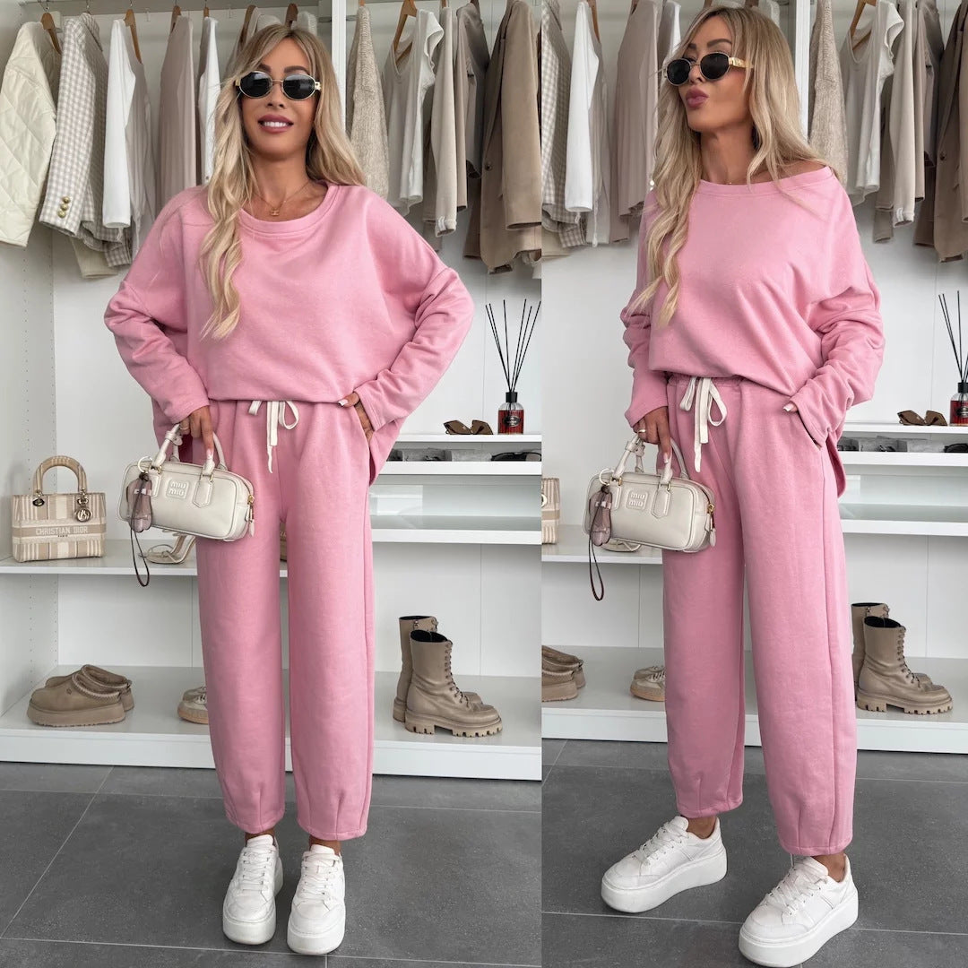 Casual women's set with a loose top and comfortable pants Chic und Stil