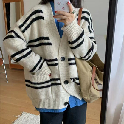 Cardigan en gros tricot pour femmes avec large revers et détails de boutons décoratifs Chic und Stil
