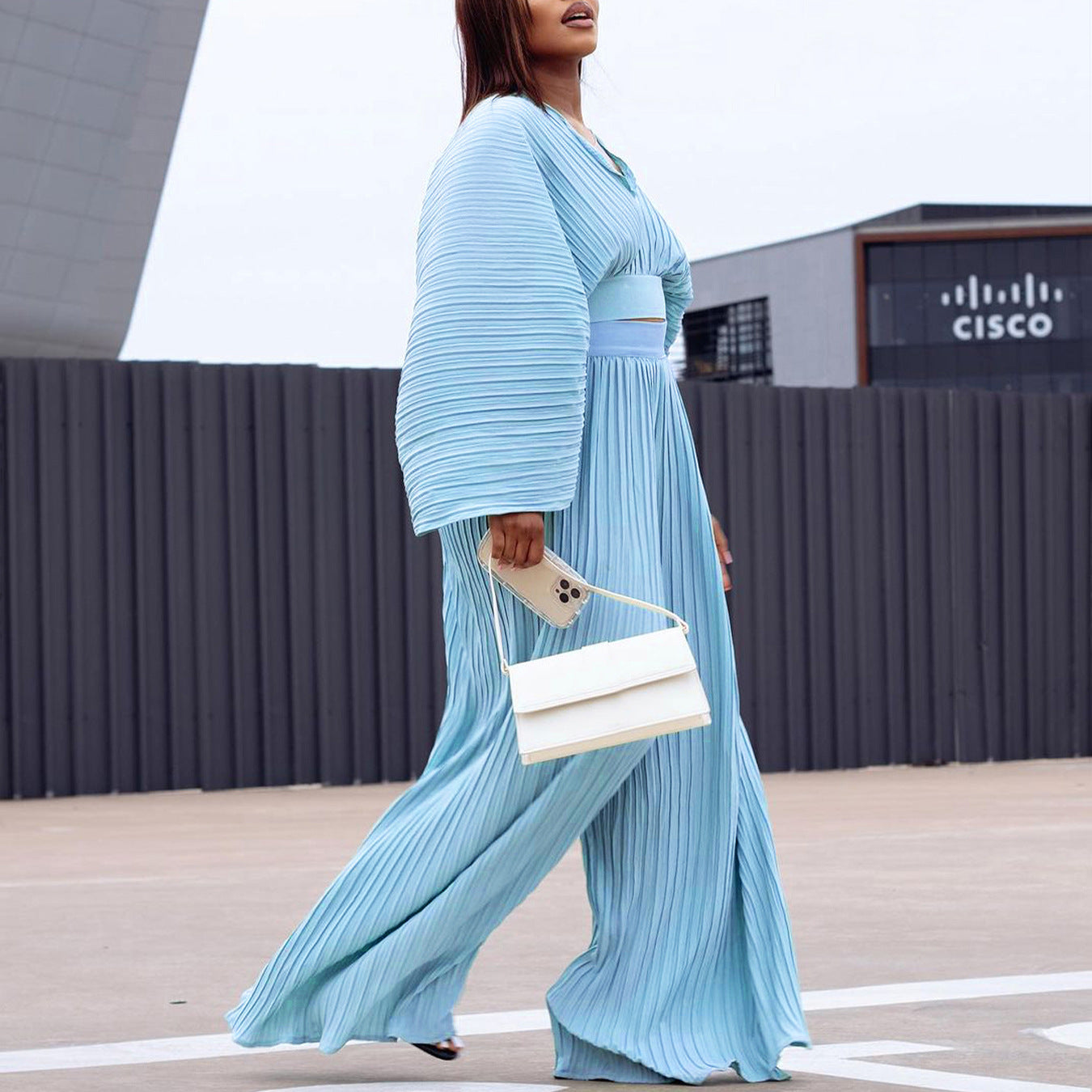 Combinaison plissée pour femmes avec des manches volumineuses et une coupe cintrée Chic und Stil