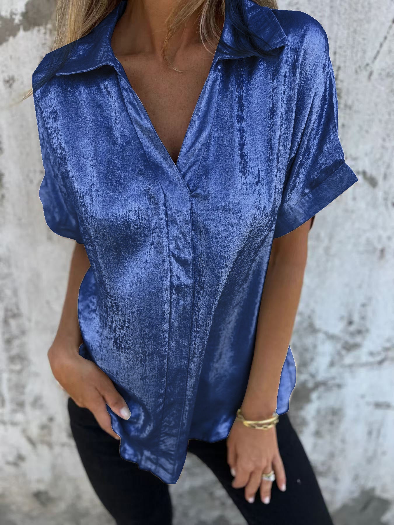 Blouse en satin pour femmes avec col à la mode et coupe élégante Chic und Stil