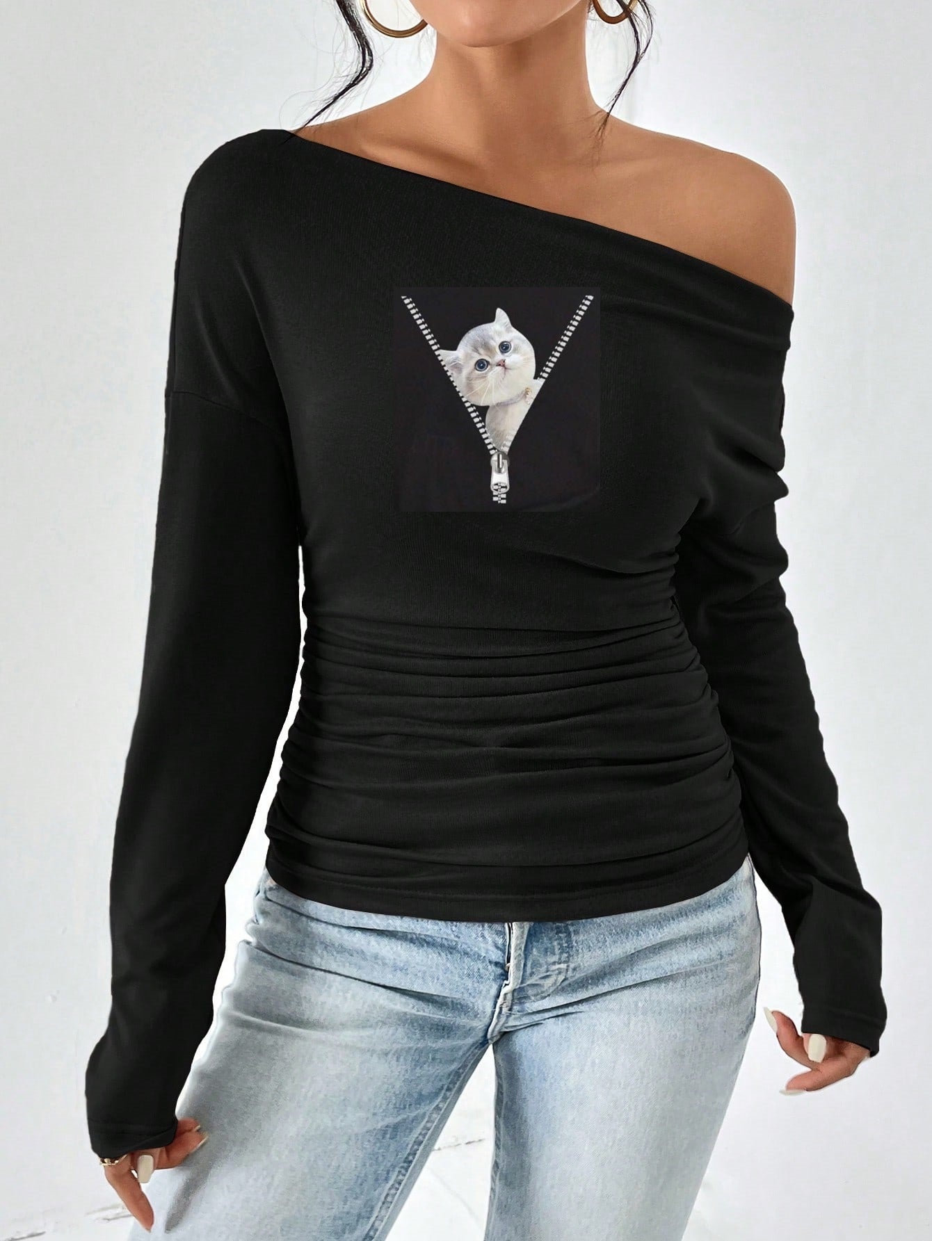 T-shirt à manches longues ajusté pour femmes avec décolleté asymétrique et fronces Chic und Stil