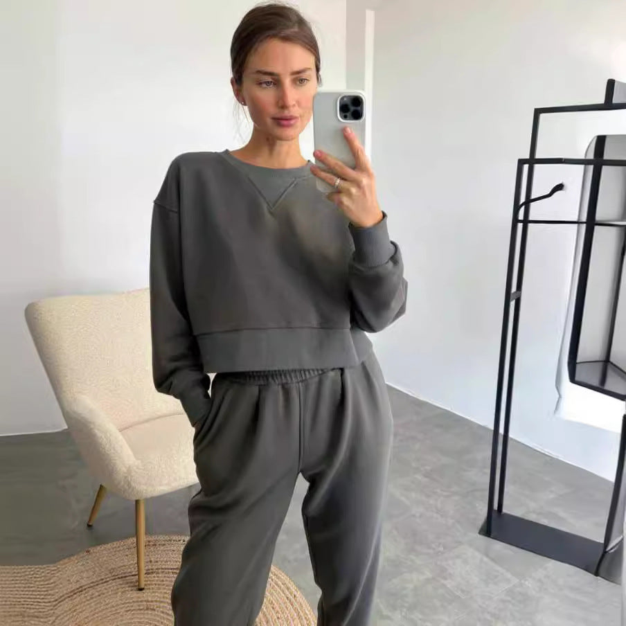 Casual sports outfit for women with cropped sweatshirt and comfortable jogging pants Chic and Style