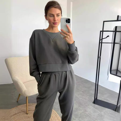 Casual sports outfit for women with cropped sweatshirt and comfortable jogging pants Chic and Style