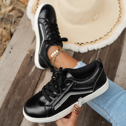 Baskets mode pour femmes avec surface perforée et semelle flexible Chic und Stil