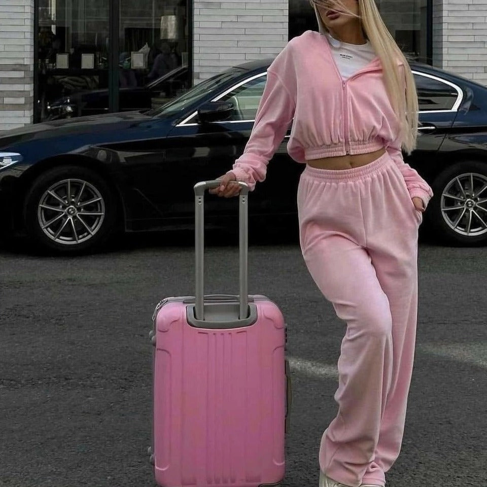 Chic and Style women's cropped sports set with hood and wide pants