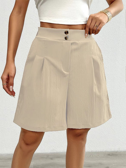 High-waisted satin shorts for women with double button closure and pleats Chic und Stil