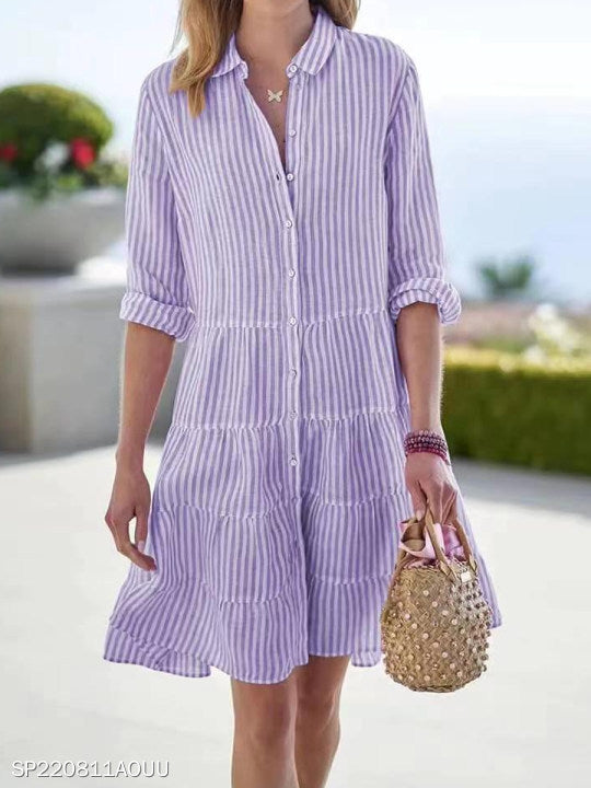 Robe chemise pour femmes avec un design rayé et une élégante patte de boutonnage Chic und Stil