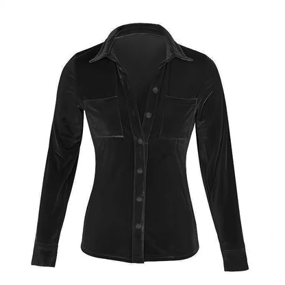 Chemise en satin pour femmes avec un décolleté en V séduisant et des poches poitrine pratiques Chic und Stil