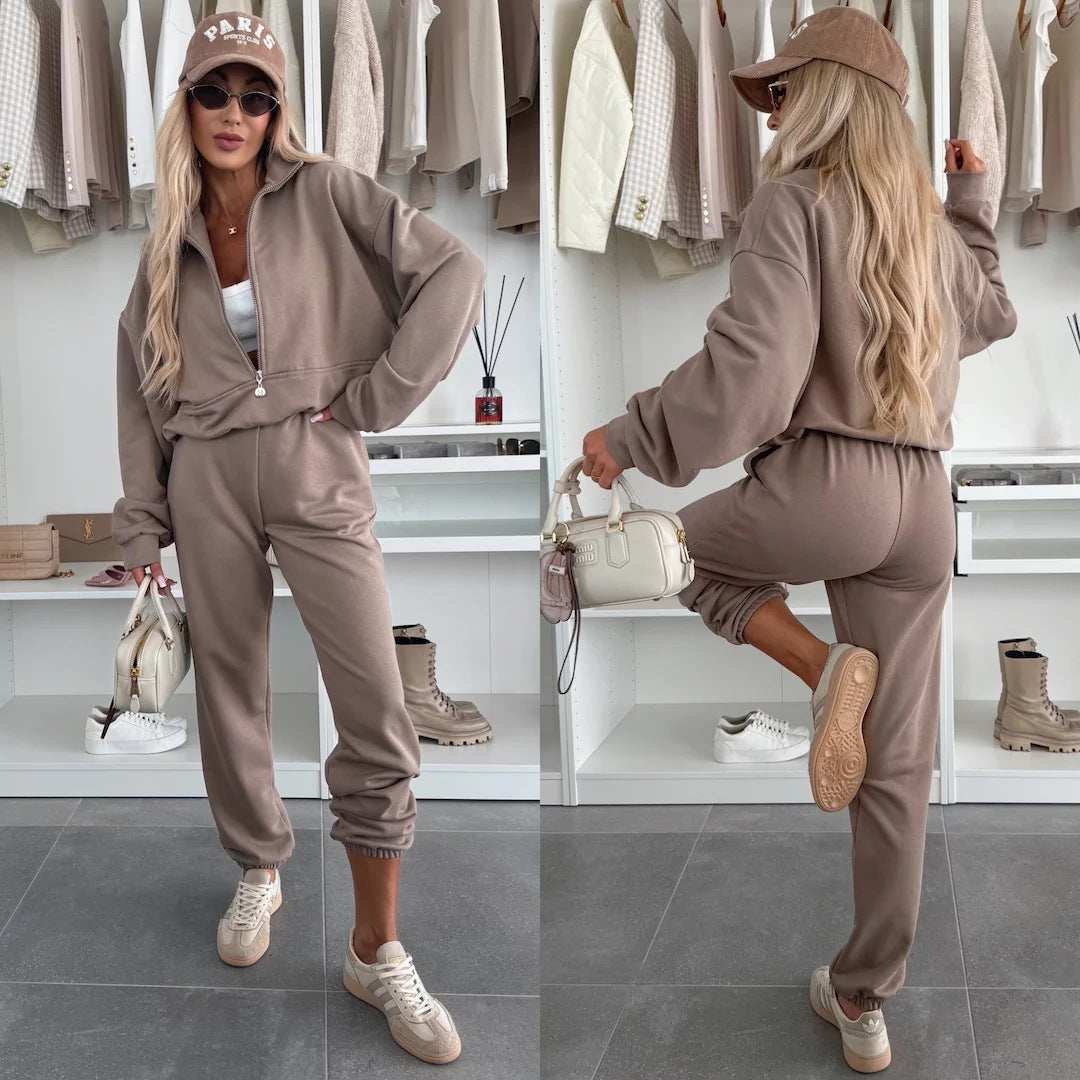 Sports loungewear set for women with stylish high collar and zipper Chic und Stil