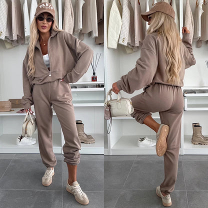 Sports loungewear set for women with stylish high collar and zipper Chic und Stil