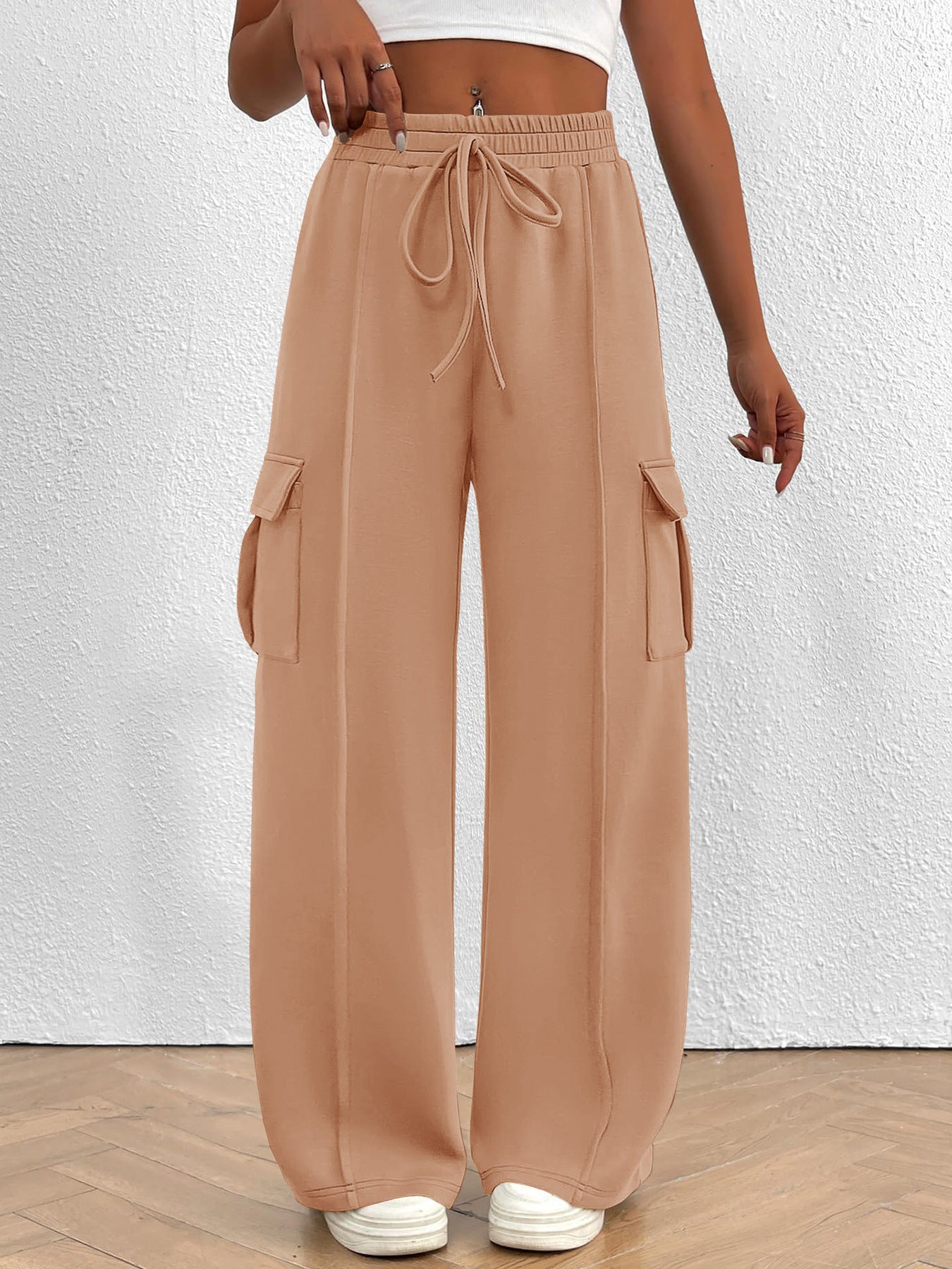 Loose cargo pants for women with elastic waistband and practical pockets Chic and Style