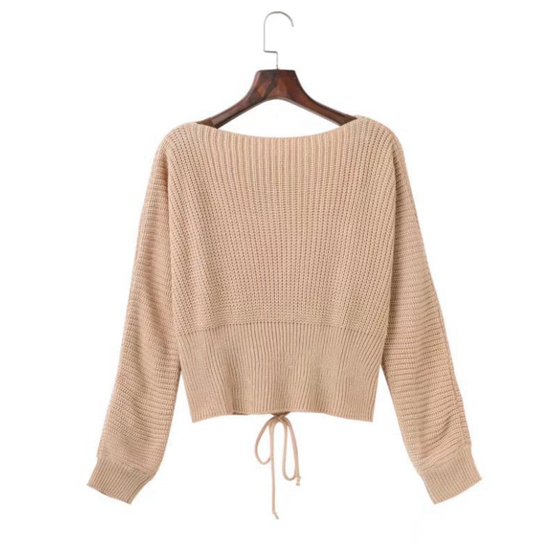 Casual knitted pullover for women with a deep V-neck and a decorative lace Chic und Stil