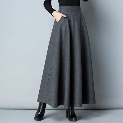 Elegant maxi skirt for ladies with flowing hem and practical pockets Chic und Stil
