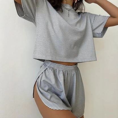 Women's short casual top with short sleeves and loose fit and high-waisted pants Chic and Style