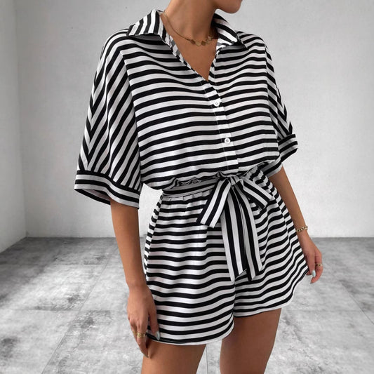 Salopette courte pour femmes avec design rayé par Chic & Stil