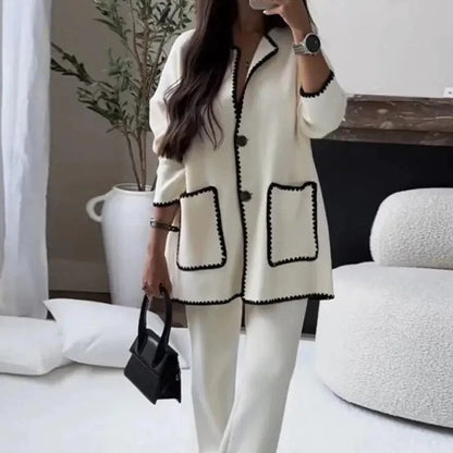Elegant blazer jacket for women with contrasting details and loose pants Chic und Stil