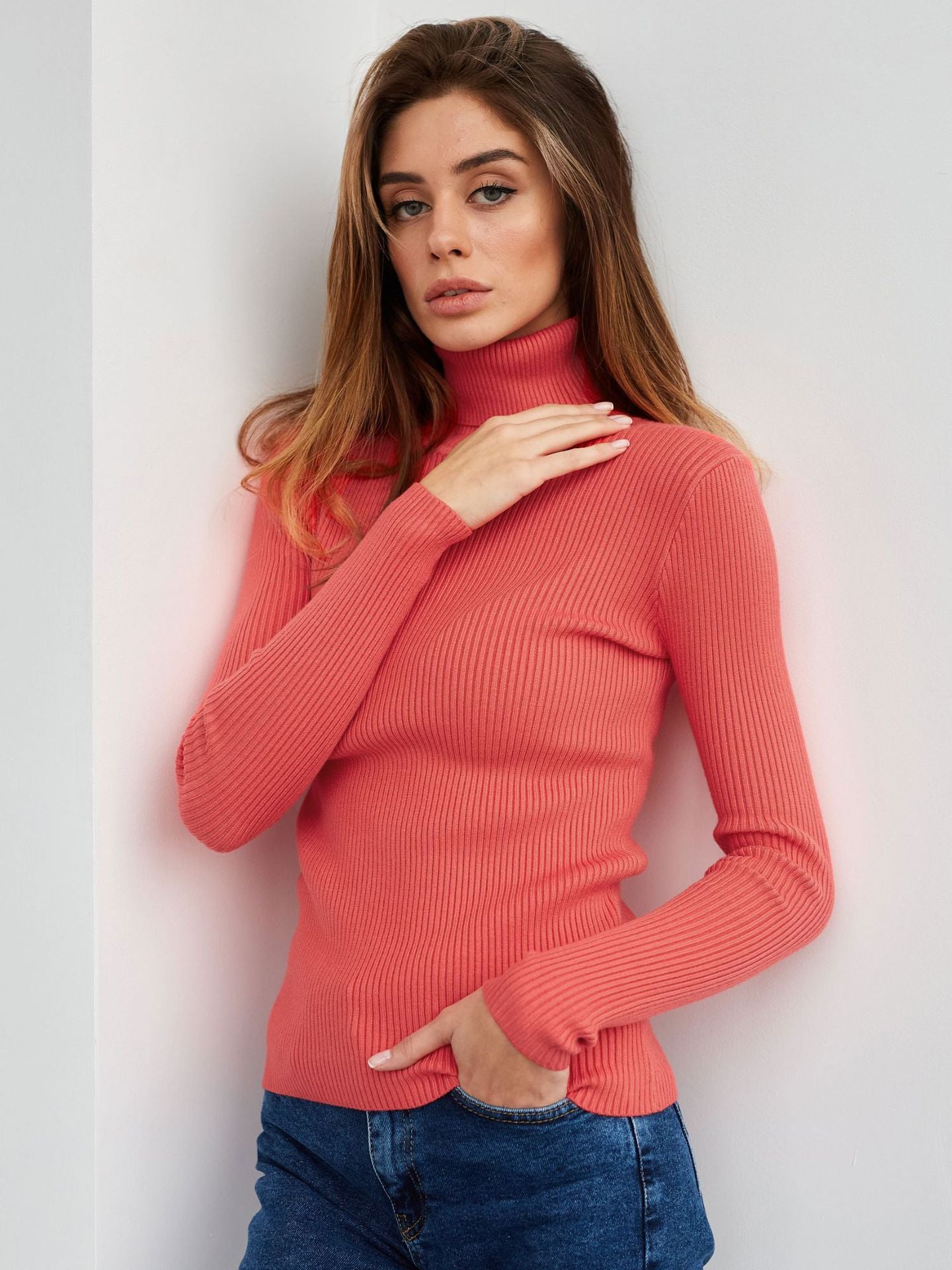 Pull-over à col roulé pour dames avec un design côtelé et une coupe décontractée Chic und Stil