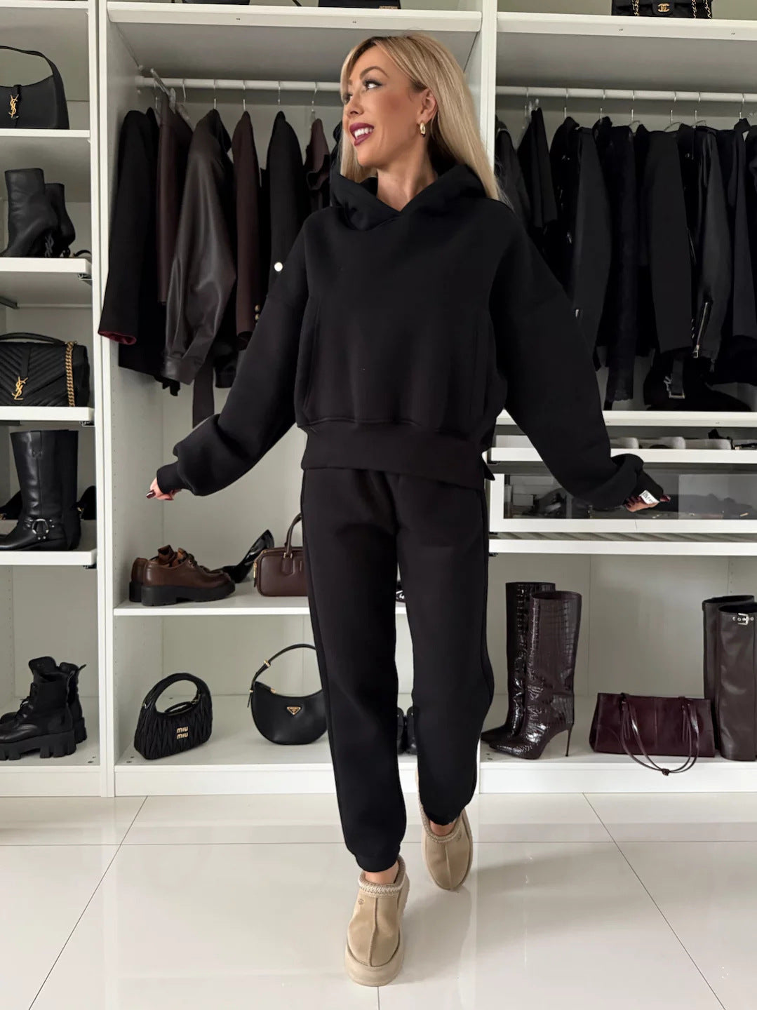 Pull à capuche décontracté pour femmes avec une coupe élégante et un pantalon de jogging confortable Chic und Stil