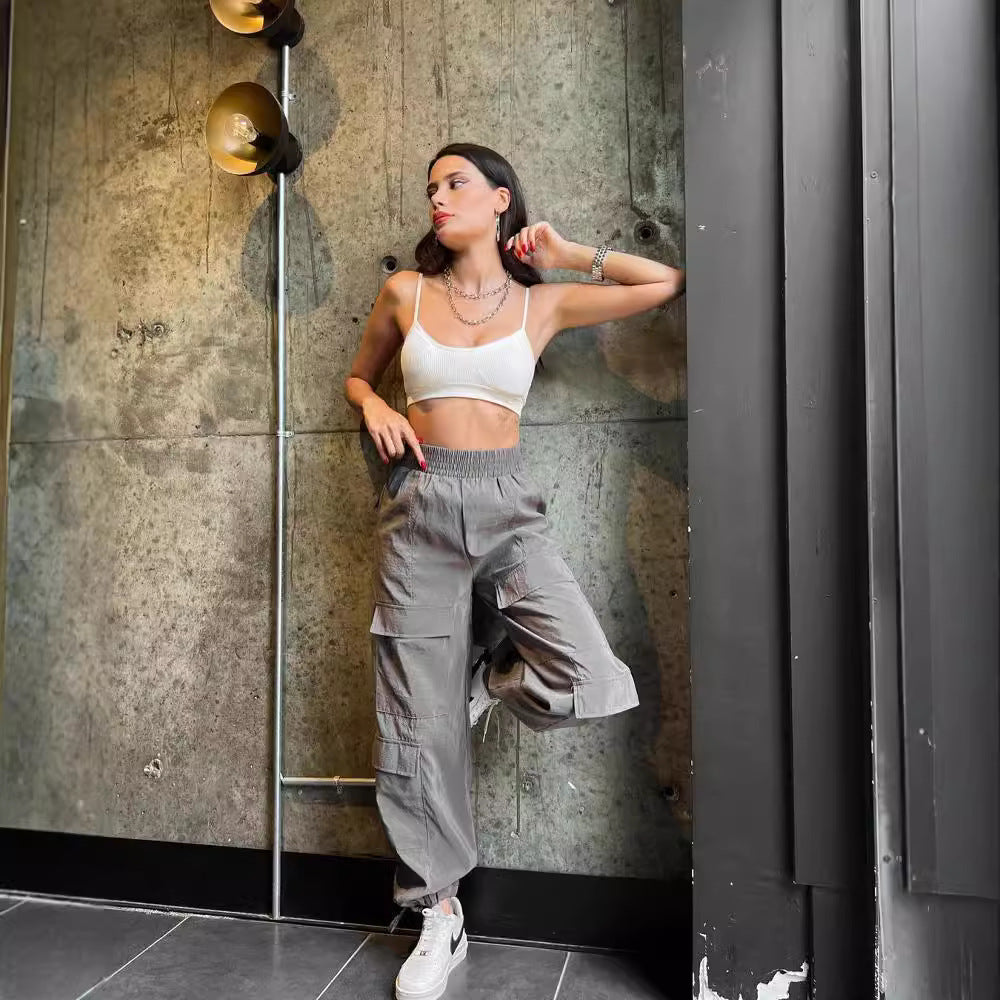 High-waisted elastic cargo pants for women with practical pockets Chic and Style