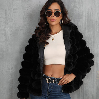 Veste à capuche pour femmes en fausse fourrure avec motif texturé Chic und Stil