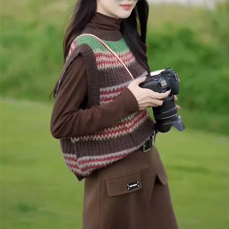 Casual knitted pullover for women, oversized, with a colorful striped pattern and a sleeveless design Chic and Style