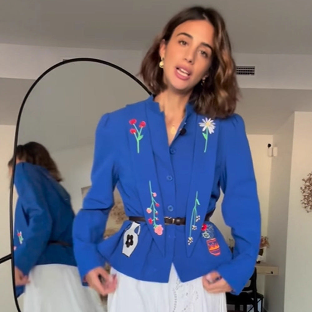 Blazer pour femmes avec un design floral brodé et une coupe cintrée Chic und Stil