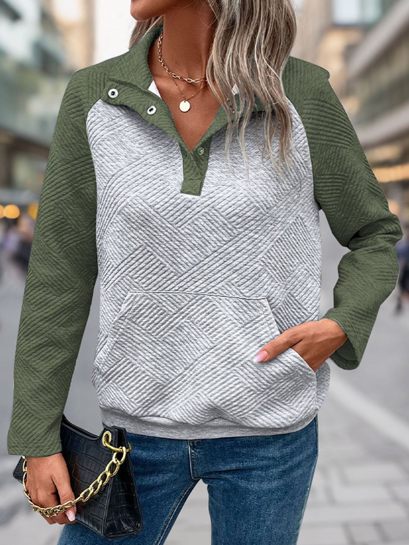 Pull femme à col montant tendance avec surface texturée Chic und Stil