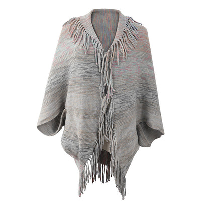 Trendy women's poncho with fringed hem and structured design Chic and Style