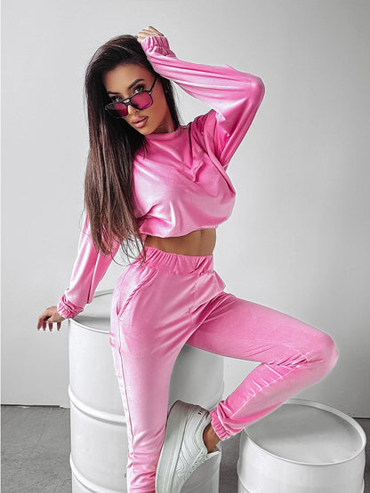 Casual sports outfit for women with short top and elastic pants Chic and Style