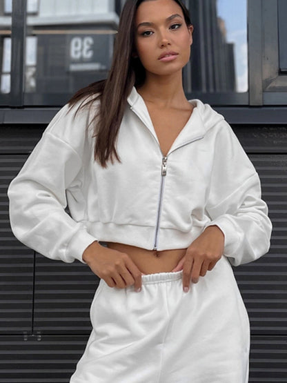 Ensemble de hoodie court et de shorts décontracté pour femmes avec taille élastique Chic und Stil