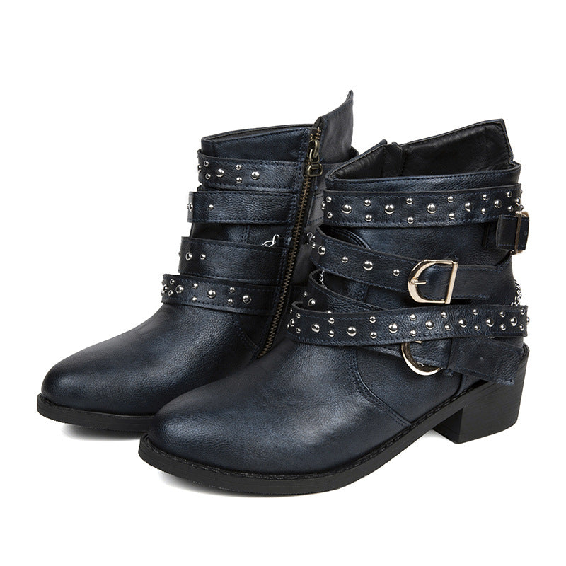 Bottines féminines tendance avec des bandoulières décorées et des éléments en chaîne Chic und Stil