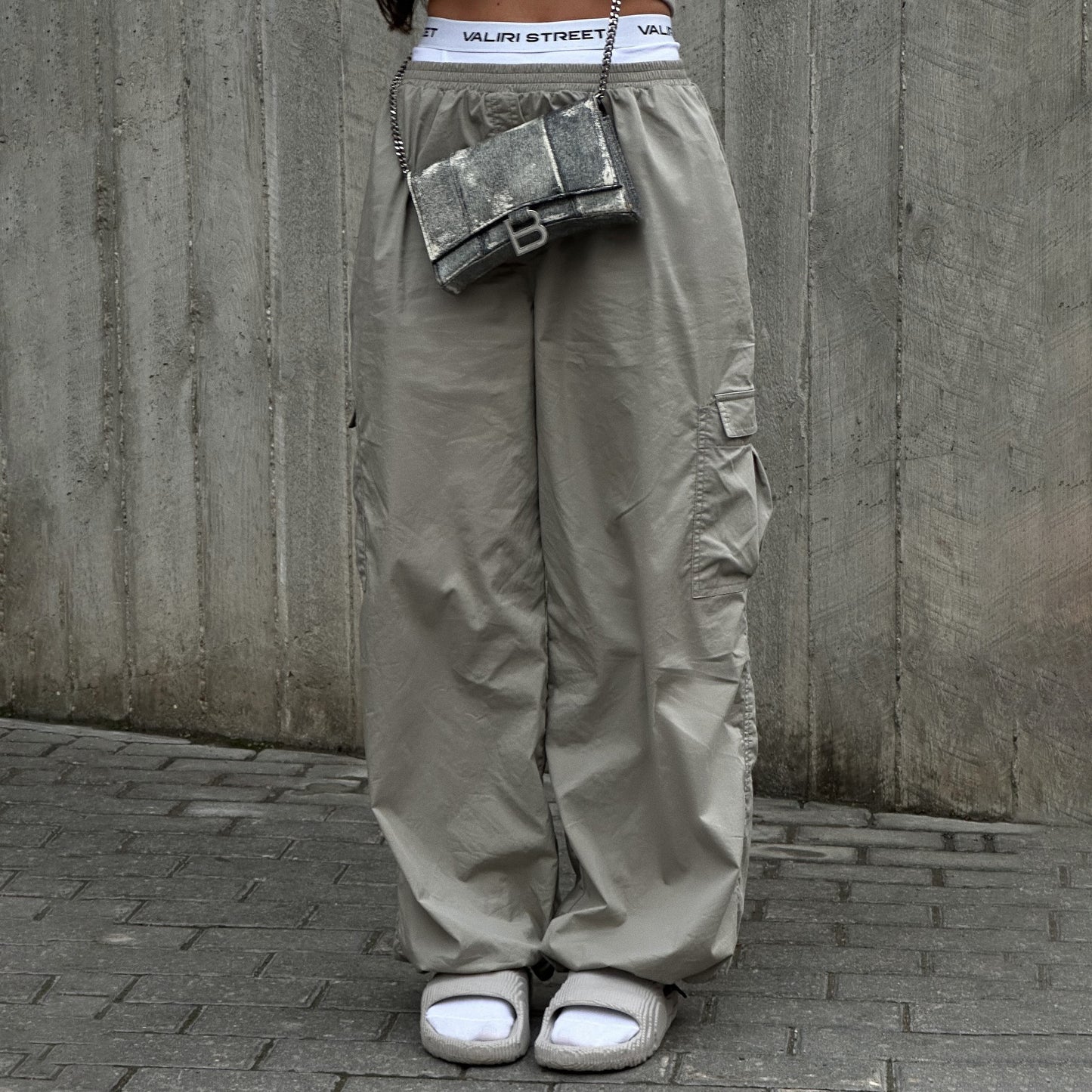 Casual utility style cargo pants for women with an elastic waistband and practical pockets Chic and Style