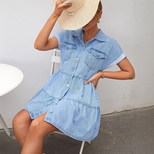 Robe chemise en jean pour femmes avec une patte de boutonnage et des accents floraux Chic und Stil
