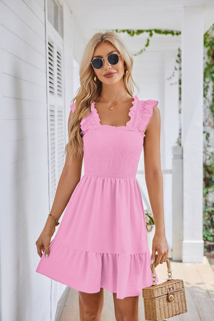 Robe mini d'été pour femmes avec des détails en volants et une coupe cintrée Chic und Stil