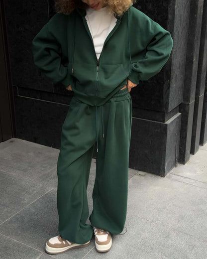 Sporty hoodie for women with a loose fit and comfortable jogger pants Chic und Stil