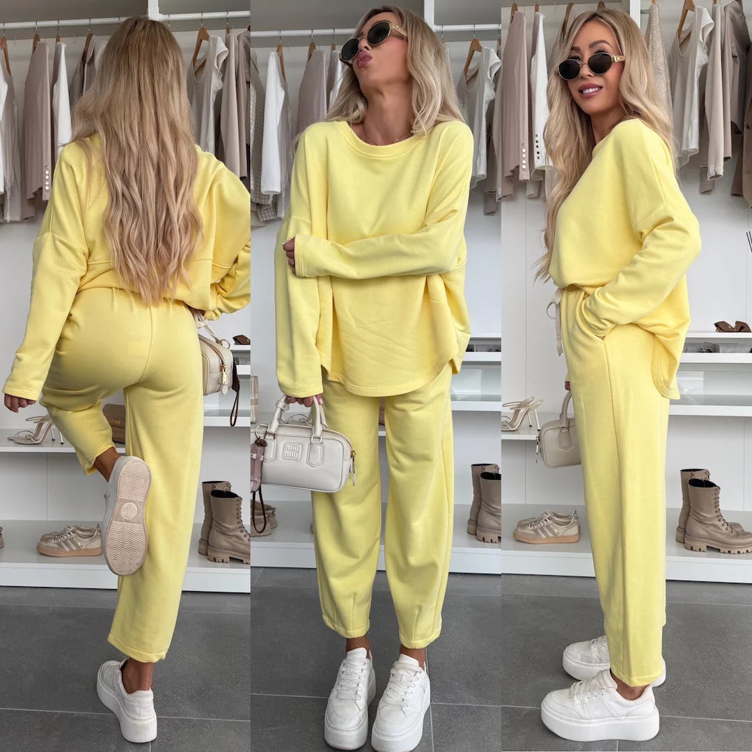 Casual women's set with a loose top and comfortable pants Chic und Stil