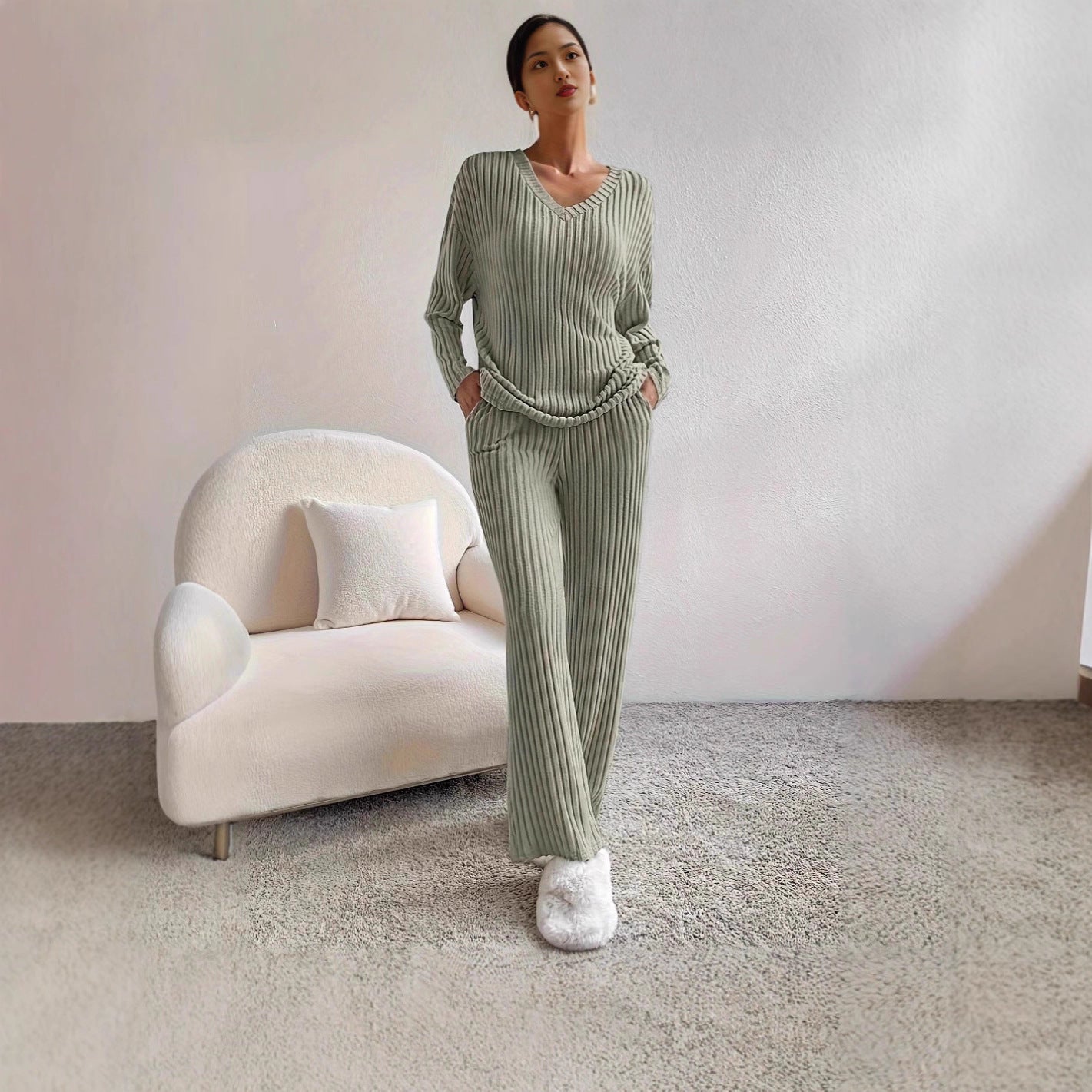 Costume en tricot élégant pour femmes avec décolleté en V et taille latérale Chic und Stil