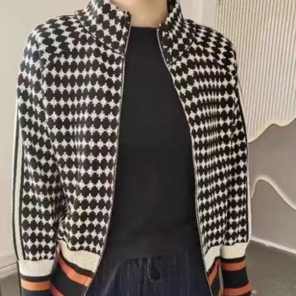 Pull en tricot sportif pour femmes avec col montant et motif graphique Chic und Stil