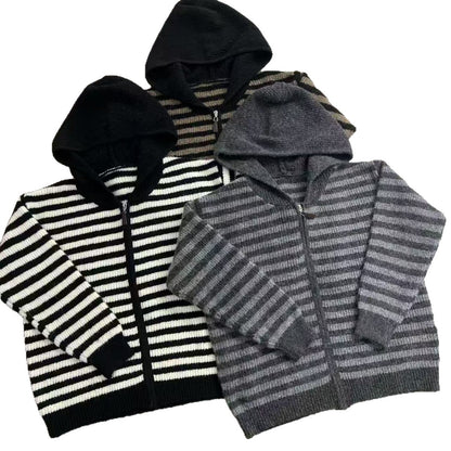 Casual knitted pullover for women with hood and zipper Chic and Style