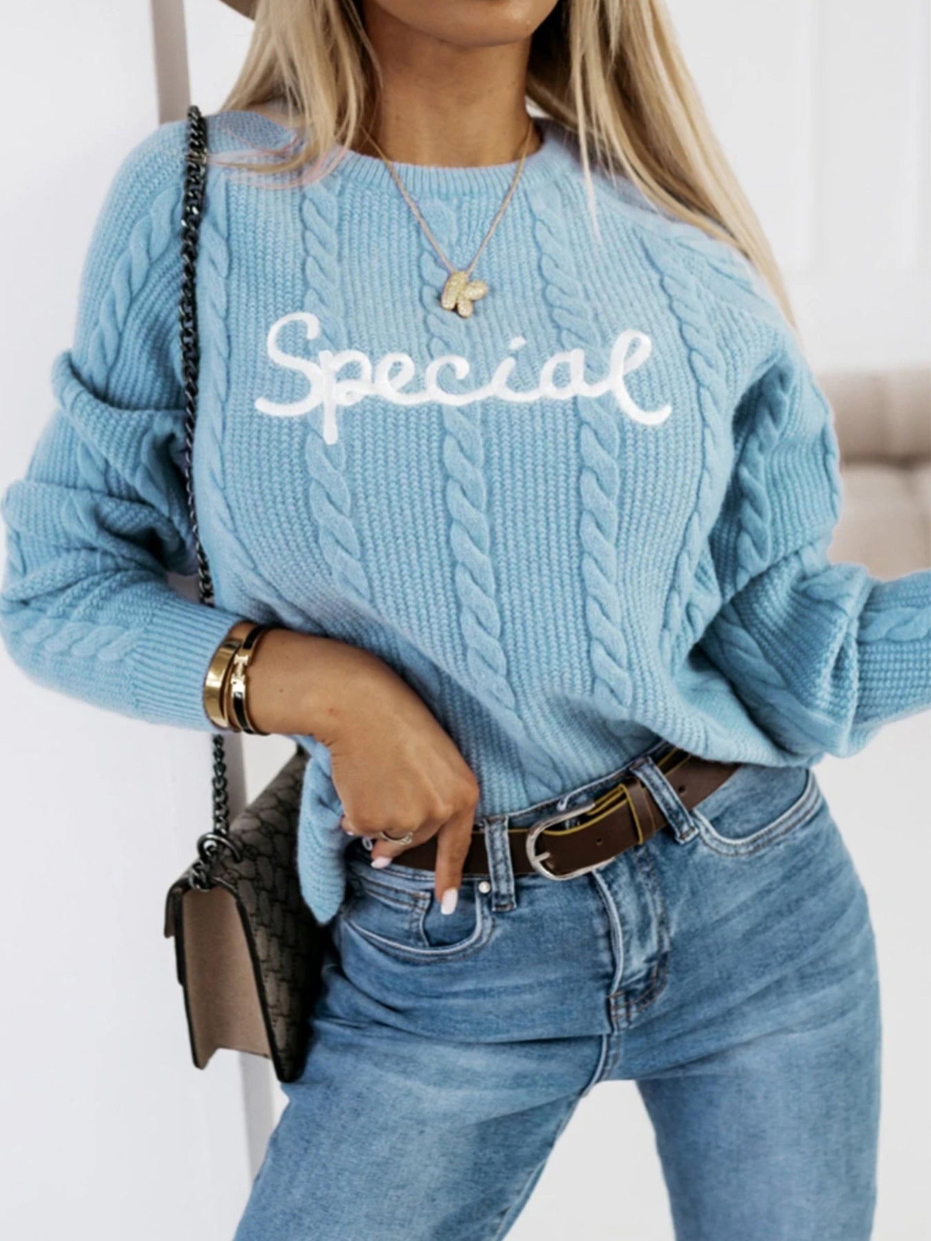 Pull en tricot pour dames avec motif torsadé et inscription brodée Chic und Stil