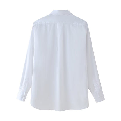 Blouse habilement conçue pour femmes avec des appliqués floraux Chic und Stil