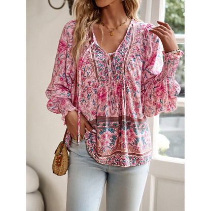 Blouse féminine légère avec motif floral et lacets détaillés Chic und Stil