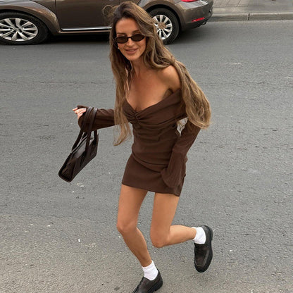 Robe minime ajustée pour femmes avec design sans épaule et fronces Chic und Stil